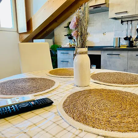 Coco Home-chic Mansarda In The Heart Of דירה